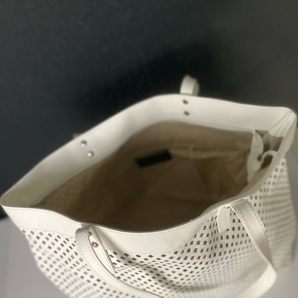 The roomy large leather tote - Picture 11 of 13